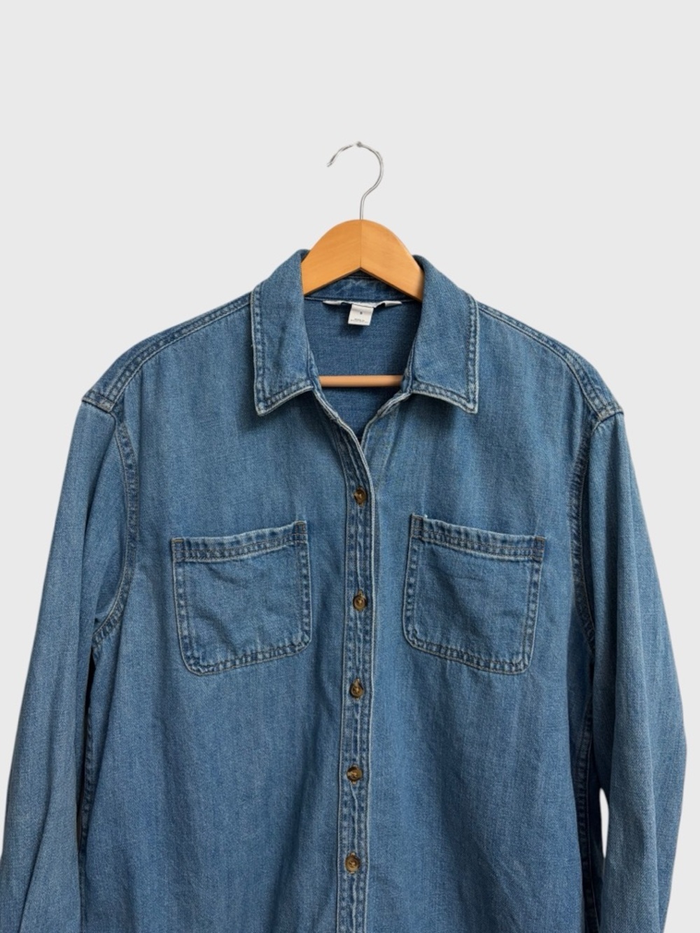 Old Navy Women's Oversized Boyfriend Utility-Pocket Jean Shirt Sz S Medium Wash - Picture 3 of 16